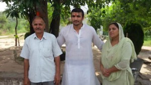 कबड्डी बेंगलुरू बुल्स टीम के प्रमुख रेडर अजय ठाकुर गांव दभोटा में अपने पिता व माता के साथ। 