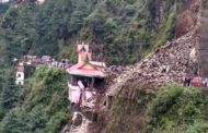 ढली में भूस्खलन से मंदिर क्षतिग्रस्त, गाड़ियां दबीं