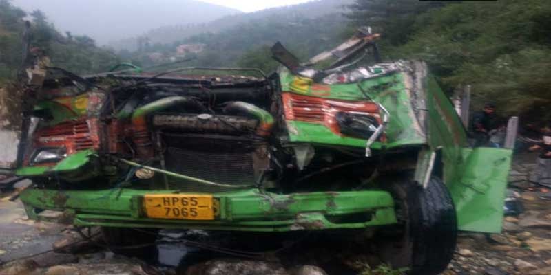 बंजार में निजी बस दुर्घटनाग्रस्त, 44 मरे, 35 घायल