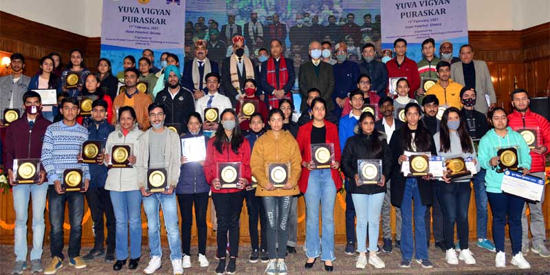 मुख्यमंत्री ने मेधावी विद्यार्थियों को बांटे युवा विज्ञान पुरस्कार