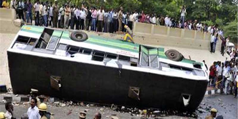 अमरनाथ यात्रियों की बस दुर्घटनाग्रस्त, 16 की मौत